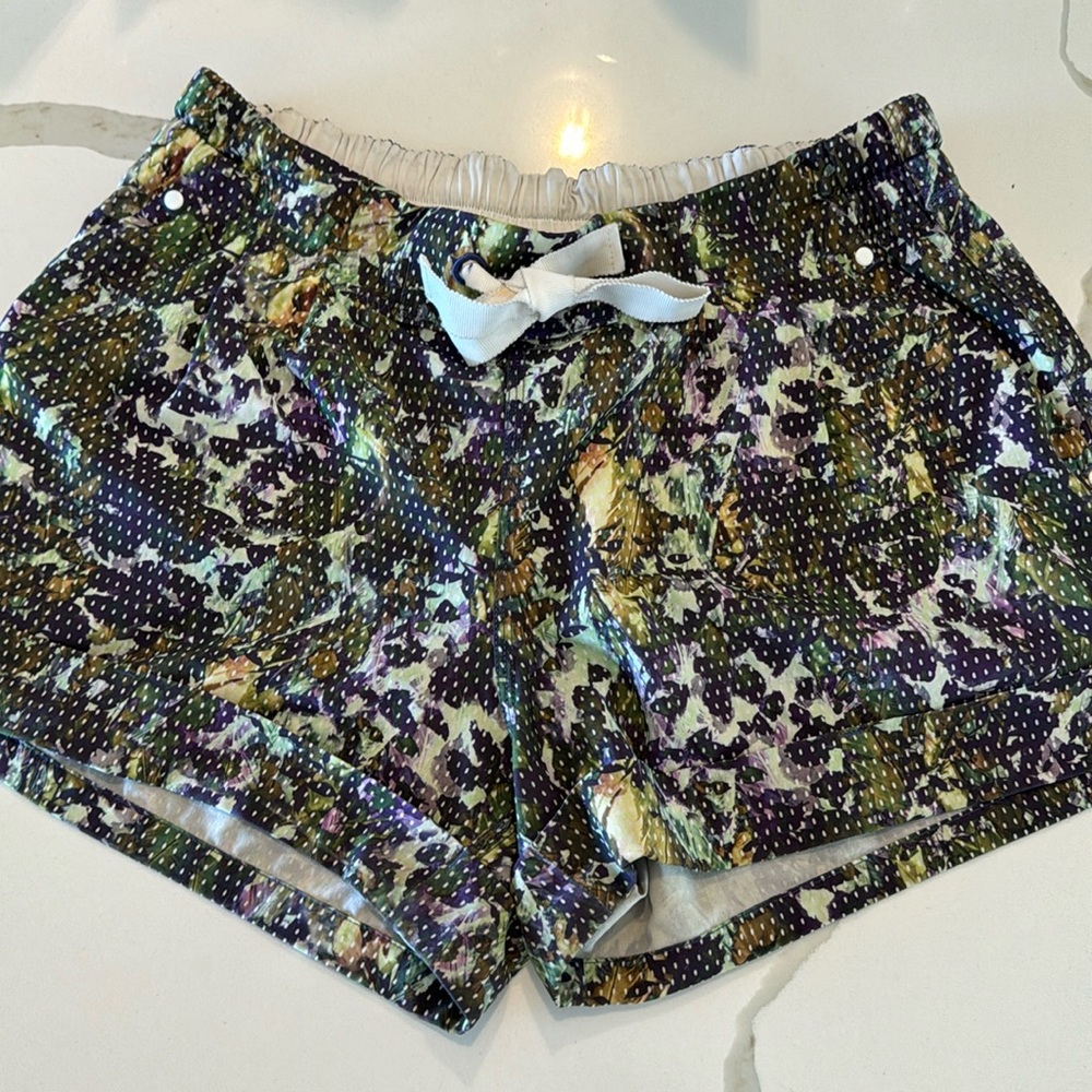 Lululemon Spring Break Away Short -Floral Sport White Multi